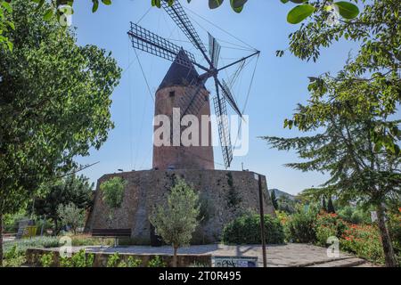 Mallorca, Spanien - 8. Oktober 2023: Traditionelle balearische Windmühle in Santa Ponsa, Mallorca Stockfoto