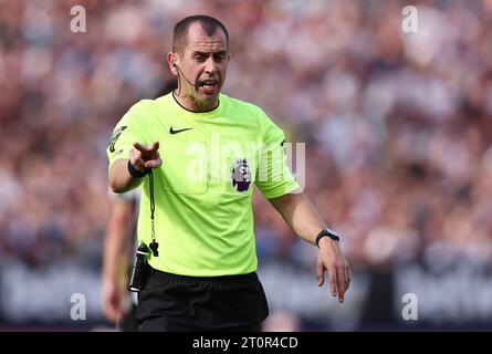 London, Großbritannien. Oktober 2023. Schiedsrichter Peter Bankes während des Premier League-Spiels im London Stadium. Der Bildnachweis sollte lauten: Paul Terry/Sportimage Credit: Sportimage Ltd/Alamy Live News Stockfoto