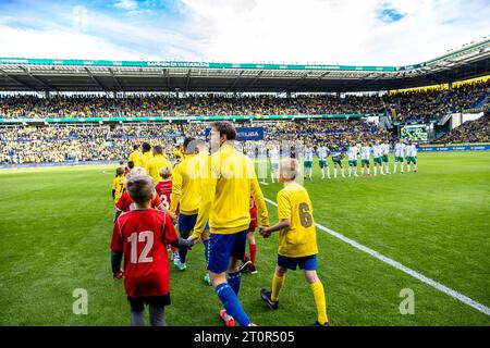 Broendby, Dänemark. Oktober 2023. Die Spieler von Broendby IF treten im Broendby Stadion in Broendby in Broendby in das Spiel der 3F Superliga zwischen Broendby IF und Viborg FF ein. (Foto: Gonzales Photo/Alamy Live News Stockfoto