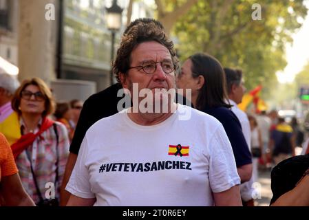 Während der Kundgebung gegen die Amnestie von Pedro Sanchez wird ein Demonstrant mit einem T-Shirt mit dem Motto „sanchezveteya“ gesehen. Nach Angaben der örtlichen Polizei von Barcelona, die von der katalanischen Zivilgesellschaft gerufen wurden, wurden etwa 50.000 Menschen, haben in Barcelona demonstriert, dass Pedro Sanchez im Rahmen der Verhandlungen GEGEN Amnestie und Selbstbestimmung NEIN sagen will, um ihre Stimmen als Regierungspräsident erneut zu vereidigen. (Foto: Ramon Costa/SOPA Images/SIPA USA) Stockfoto