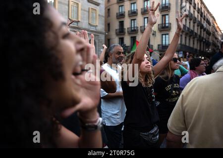 Barcelona, Spanien. Oktober 2023. Palästinenserfrauen sahen während einer Demonstration Parolen schreien. Rund 100 Menschen versammelten sich am Sonntag, den 8. Oktober, auf der Plaza Sant Jaume in Barcelona, um palästinensische Rechte zu fordern und die israelische Apartheid zu verurteilen. Quelle: SOPA Images Limited/Alamy Live News Stockfoto