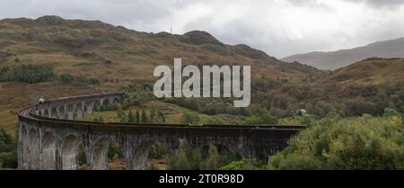 Der Jacobite Train, auch bekannt als Hogwarts Express, fährt über das Glenfinnan Viaduct in Schottland. Stockfoto