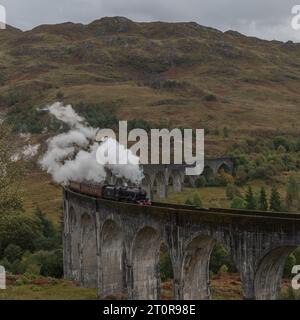 Der Jacobite Train, auch bekannt als Hogwarts Express, fährt über das Glenfinnan Viaduct in Schottland. Stockfoto