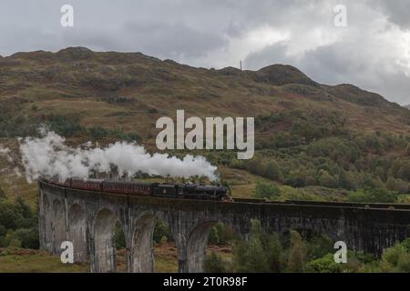 Der Jacobite Train, auch bekannt als Hogwarts Express, fährt über das Glenfinnan Viaduct in Schottland. Stockfoto