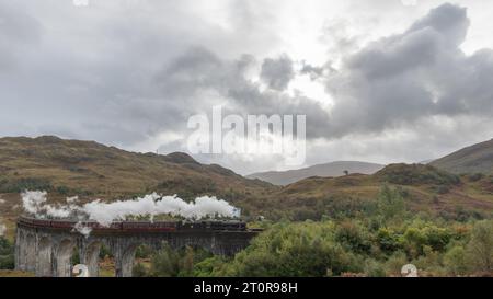 Der Jacobite Train, auch bekannt als Hogwarts Express, fährt über das Glenfinnan Viaduct in Schottland. Stockfoto