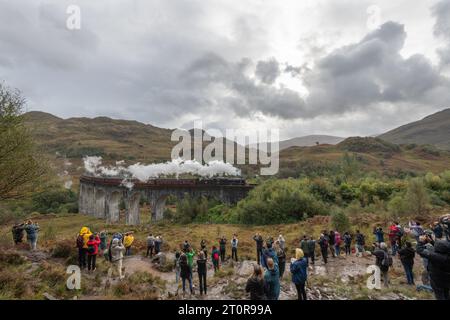 Der Jacobite Train, auch bekannt als Hogwarts Express, fährt über das Glenfinnan Viaduct in Schottland. Stockfoto