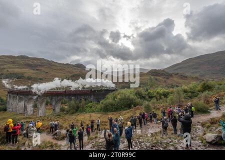 Der Jacobite Train, auch bekannt als Hogwarts Express, fährt über das Glenfinnan Viaduct in Schottland. Stockfoto