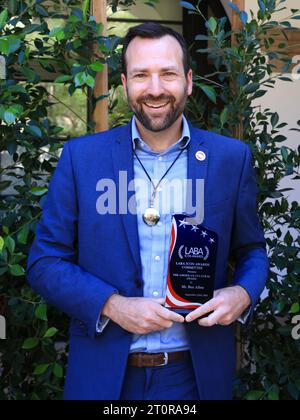 Beverly Hills, Kalifornien, USA. Oktober 2023. Senator Ben Allen mit seinem Los Angeles Beverly Arts (LABA) Icon Award, der ihm am 5. Oktober 2023 bei den Beverly Gardens in Beverly Hills, Kalifornien, verliehen wurde. Quelle: Sheri Determan Stockfoto