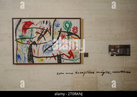 Mallorca, Spanien - 8. Oktober 2023: Abstaktkunst im Museum und Galerie der Miro Foundation, Palma de Mallorca Stockfoto