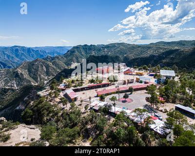 Über den Tiefen des Copper Canyon entfaltet sich der Freizeitpark von Divisadero durch die Linse einer Drohne und zeigt Kunsthandwerksläden, Seilrutschen, einen Zip-Fahrer, Stockfoto
