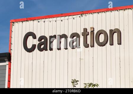 Carnation, WA, USA - 8. Oktober 2023; Name der Carnation City in schwarzen Buchstaben auf dem Gebäude in der Innenstadt Stockfoto