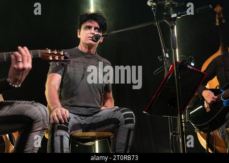 Newcastle, Großbritannien - Gary Numan spielt am ersten Abend seiner UK-Tour in der Wylam Brewery, Newcastle upon Tyne, Sonntag, den 8. Oktober 2023, ein akustisches Set. Foto: Jill O'Donnell/Alamy Live News Stockfoto