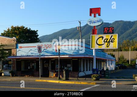 North Bend, WA, USA - 8. Oktober 2023; Twede's Cafe und Double R Diner in North Bend Morning Sunshine Stockfoto