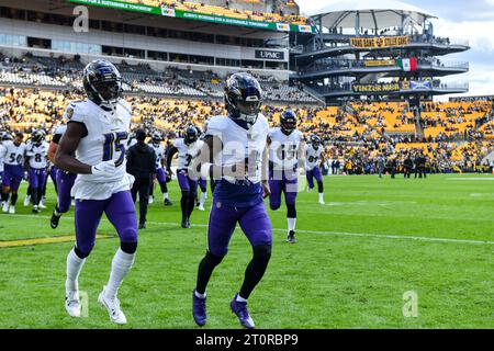 Pittsburgh, Pennsylvania, USA. Oktober 2023. 8. Oktober 2023 Baltimore Ravens Wide Receiver Nelson Agholor (15) und Baltimore Ravens Wide Receiver Zay Flowers (4), die während des Vorspiels bei Baltimore Ravens gegen Pittsburgh Steelers in Pittsburgh, PA, vom Spielfeld ablaufen. Jake Mysliwczyk/AMG Media (Kreditbild: © Jake Mysliwczyk/BMR via ZUMA Press Wire) NUR ZUR REDAKTIONELLEN VERWENDUNG! Nicht für kommerzielle ZWECKE! Quelle: ZUMA Press, Inc./Alamy Live News Stockfoto