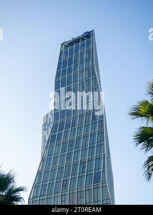 Batumi, Georgia.10.06.2023 radisson blu Hotel Hochhausgebäude mit ungewöhnlicher Architektur. Fassade eines modernen Gebäudes. Hotel und Appartements. Unternehmen Stockfoto