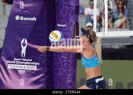Tlaxcala, Mexiko. Oktober 2023. Oktober 2023. Tlaxcala, Mexiko; Aleksandra Wachowicz aus Polen tritt beim Spiel Polen gegen Dominikanische Republik an der Beachvolleyball-Weltmeisterschaft am 8. Oktober 2023 auf dem Apizaco Bullring an. In Tlaxcala Mexico (Foto: Essene Hernandez/Eyepix Group) Credit: Eyepix Group/Alamy Live News Stockfoto