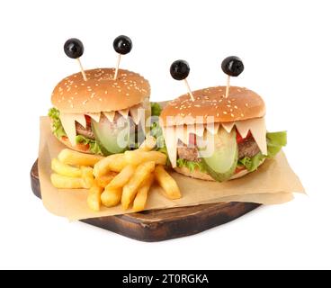 Süße Monster Burger serviert mit Pommes Frites isoliert auf weiß. Halloween Party Essen Stockfoto