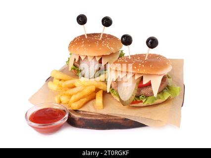 Süße Monster Burger serviert mit Pommes frites und Ketchup isoliert auf weiß. Halloween Party Essen Stockfoto