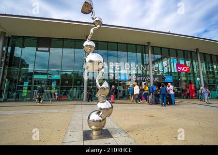 Skulptur vor dem SNCF-Bahnhof Annecy. Der Gare d'Annecy ist ein Bahnhof in Annecy, Haute-Savoie, Süden Stockfoto