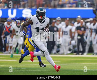 Inglewood, Kalifornien, USA. Oktober 2023. 8. Oktober 2023 der Philadelphia Eagles Wide Receiver A.J. Brown (11) trägt den Ball, nachdem er während des NFL-Fußballspiels zwischen den Philadelphia Eagles und den Los Angeles Rams in Inglewood, Kalifornien, einen Fang gemacht hatte. Obligatorischer Fotokredit: Charles Baus/CSM Credit: CAL Sport Media/Alamy Live News Stockfoto