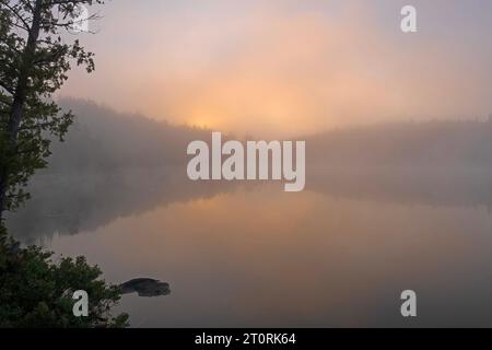 Morgennebel, wenn die Sonne auf dem Jenny Lake im Boundary Waters Canoe Area in Minnesota auftaucht Stockfoto