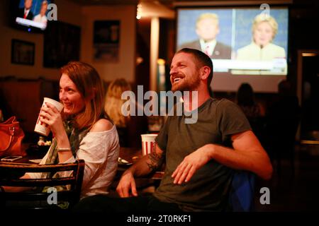 10192016: Bloomington, Indiana. Kata Teuton und Mike Bennett reagieren auf eine von den Monroe County Democrats organisierte Debattierparty im Hamburger Restaurant Opie Taylor. Es war die dritte und letzte Präsidentschaftsdebatte im Jahr 2016, in der der Republikaner Donald Trump gegen die Demokratin Hillary Clinton antrat. Stockfoto