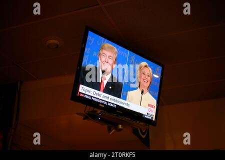 10192016: Bloomington, Indiana. Ein Fernsehsender zeigt die Gesichtsreaktionen des republikanischen Präsidentschaftskandidaten Donald Trump 2016 und der Demokraten Hillary Clinton während der dritten und letzten Präsidentschaftsdebatte 2016. Eine Debattierparty wurde von den Demokraten des Monroe County im Hamburger Restaurant Opie Taylor organisiert. Stockfoto