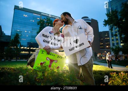 November 2016 - Indianapolis, Indiana, USA: Elisabeth Faulkner, links, hält ein Schild mit der Aufschrift „Mach my period again Great“ (meine Periode wieder großartig machen), und Mike Faulkner hat ein Schild mit der Aufschrift I (Heart) Nasty Women, während einer Periode für Politiker, die früher für Pence waren, eine Anti-Trump und Anti-Pence die Revolution wird Uterisiert (Eine Kundgebung in 3 Akten) auf den Stufen des Indiana Statehouse. (Jeremy Hogan/Polaris) Stockfoto