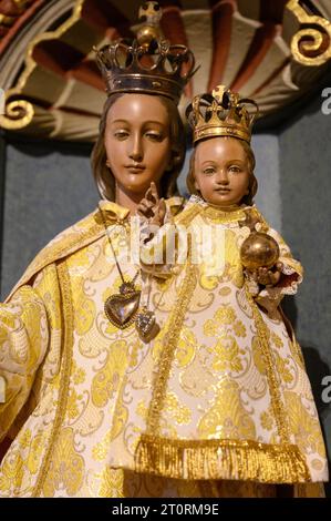 Statue der Jungfrau Maria mit Jesuskind. St. Peter und Paul Kirche in Bertrange, Luxemburg. Stockfoto