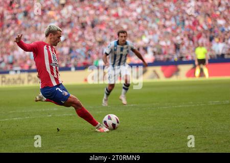 Madrid, Spanien. Oktober 2023. Madrid Spanien; 08.10.2023.- Anoine Griezmann trifft Torstrafe. Atletico de Madrid gegen Real Sociedad, spanisches Fußballspiel Tag 9 im Stadion Cívitas Metropolitano gipfelte 2-1 gegen Atletico mit Toren von Samuel Lino 22' und Antoine Griezmann 89' aus einem Elfmeterschießen. Und für Real Sociedad erzielte Mikel Oyarzabal 73' Guthaben: Juan Carlos Rojas/ Picture Alliance/dpa/Alamy Live News Stockfoto