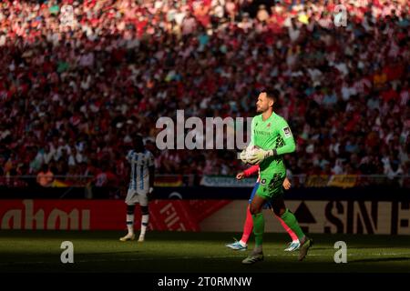 Madrid, Spanien. Oktober 2023. Madrid Spanien; 08.10.2023.- Real Sociedad Torhüter A. Remido Atletico de Madrid gegen Real Sociedad, spanisches Fußballspiel Tag 9 im Stadion Cívitas Metropolitano, das in einem 2-1-Punkte-Treffer zugunsten von Atletico gipfelte, wobei Samuel Lino 22' und Antoine Griezmann 89' aus einem Elfmeterschießen erzielte. Und für Real Sociedad erzielte Mikel Oyarzabal 73' Guthaben: Juan Carlos Rojas/ Picture Alliance/dpa/Alamy Live News Stockfoto