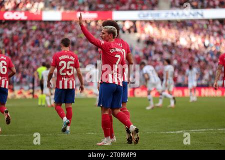 Madrid, Spanien. Oktober 2023. Madrid Spanien; 08.10.2023.- Anoine Griezmann trifft Torstrafe. Atletico de Madrid gegen Real Sociedad, spanisches Fußballspiel Tag 9 im Stadion Cívitas Metropolitano gipfelte 2-1 gegen Atletico mit Toren von Samuel Lino 22' und Antoine Griezmann 89' aus einem Elfmeterschießen. Und für Real Sociedad erzielte Mikel Oyarzabal 73' Guthaben: Juan Carlos Rojas/ Picture Alliance/dpa/Alamy Live News Stockfoto