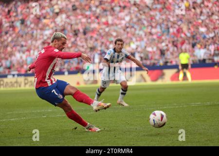 Madrid, Spanien. Oktober 2023. Madrid Spanien; 08.10.2023.- Anoine Griezmann trifft Torstrafe. Atletico de Madrid gegen Real Sociedad, spanisches Fußballspiel Tag 9 im Stadion Cívitas Metropolitano gipfelte 2-1 gegen Atletico mit Toren von Samuel Lino 22' und Antoine Griezmann 89' aus einem Elfmeterschießen. Und für Real Sociedad erzielte Mikel Oyarzabal 73' Guthaben: Juan Carlos Rojas/ Picture Alliance/dpa/Alamy Live News Stockfoto