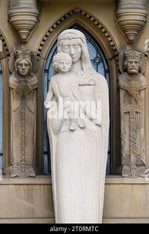 Eine Statue der Jungfrau Maria mit Jesuskind über dem Portal der Cathédrale Notre-Dame de Luxembourg. Stockfoto