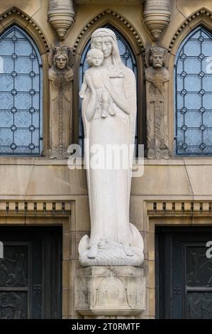 Eine Statue der Jungfrau Maria mit Jesuskind über dem Portal der Cathédrale Notre-Dame de Luxembourg. Stockfoto