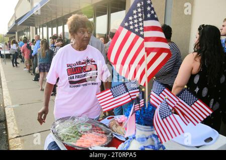 04262016: Der Freiwillige Delores Smith bereitet für Hillary Clinton-Unterstützer Essen vor, bevor Bill Clintons Wahlkampfzentrale im Hillary Clinton-Hauptquartier endet. Stockfoto