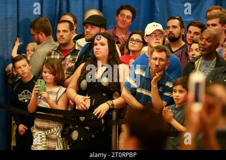 04262016: Hillary Clinton, Indianapolis, Indiana, USA: Hillary Clinton, der für seine Ehefrau Hillary Clinton, die 2016 für das Amt des Präsidenten kandidiert, im Wahlkampfquartier Hillary Clinton kämpft. Stockfoto