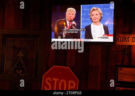 100916: In Bloomington, Indiana, USA: Hillary Clinton und Donald Trump werden im Fernsehen bei der zweiten Präsidentschaftswahldebatte 2016 in Nick's English Hut gezeigt. Stockfoto