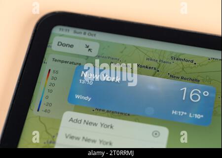 New York, USA – 8. Oktober 2023: Überprüfung der Temperatur außerhalb von New York City über die Online-App ipad Tablet-Bildschirm Nahansicht Stockfoto