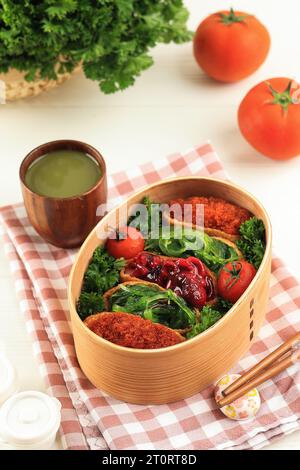 Inari Pocket Sushi oder Inarizushi mit verschiedenen Belägen auf japanischem Bento Oval Lunchbox aus Holz. Sushi auf Tofu Pocket Stockfoto