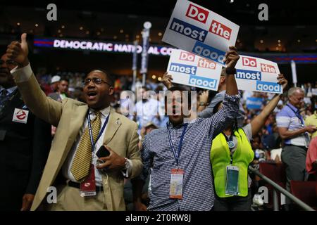 07252016: Philadelphia, Pennsylvania, USA: Hillary Clinton-Unterstützer jubeln, während die Delegierten ihre Stimmen am zweiten Tag des Democratic National Convention abgeben. (Jeremy Hogan/Polaris) Stockfoto