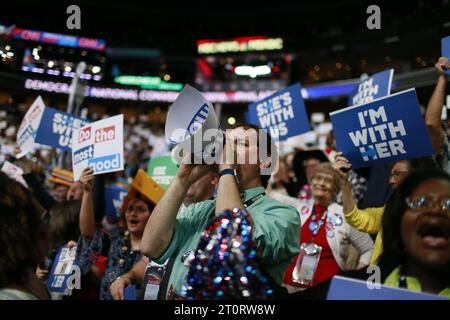 07252016: Philadelphia, Pennsylvania, USA: Hillary Clinton-Unterstützer jubeln, während die Delegierten ihre Stimmen am zweiten Tag des Democratic National Convention abgeben. (Jeremy Hogan/Polaris) Stockfoto