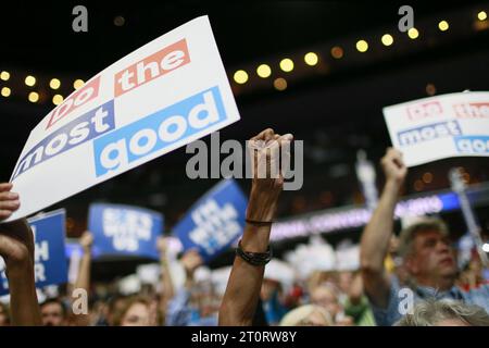 07252016: Philadelphia, Pennsylvania, USA: Hillary Clinton-Unterstützer jubeln, während die Delegierten ihre Stimmen am zweiten Tag des Democratic National Convention abgeben. (Jeremy Hogan/Polaris) Stockfoto