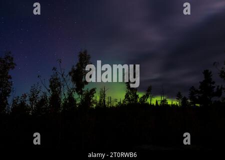 Northern Lights über einem Campingplatz in den Boundary Waters im Norden von Minnesota, USA Stockfoto