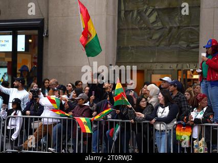 8. Oktober 2023, New York, New York: Die 59. Jährliche Hispanic Day Parade. 8. Oktober 2023, New York, USA: Die 59. Jährliche Hispanic Day Parade in New York City war heute eine lebendige und farbenfrohe Feier der hispanischen Kultur. Teilnehmer aus zahlreichen südamerikanischen Ländern brachten ihre reichen Traditionen auf die Straßen der Stadt und schufen so eine lebendige und vielfältige Atmosphäre. Die Parade wurde durch die Anwesenheit des Bürgermeisters von New York City, Eric Adams, der an den Feierlichkeiten teilnahm und seine Unterstützung für die hispanische Gemeinschaft zeigte, noch besonderer. Die Veranstaltung war ein wunderschönes Schauspiel der Einheit Stockfoto