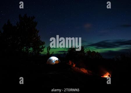 Northern Lights über einem Campingplatz in den Boundary Waters im Norden von Minnesota, USA Stockfoto