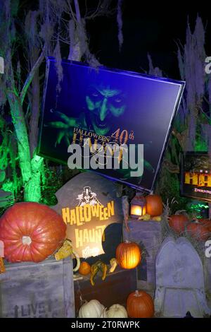 Buena Park, Kalifornien, USA 4. Oktober 2023 KnottÕs Scary Farm Halloween Haunt 50. Jahrestag auf der KnottÕs Berry Farm am 4. Oktober 2023 in Buena Park, Kalifornien, USA. Foto: Barry King/Alamy Stock Photo Stockfoto