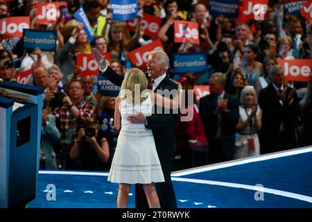 07272016: Joe Biden wird von seiner Frau Jill Biden begrüßt, nachdem er während des dritten Tages des Democratic National Convention gesprochen hatte. (Jeremy Hogan/Polaris) Stockfoto