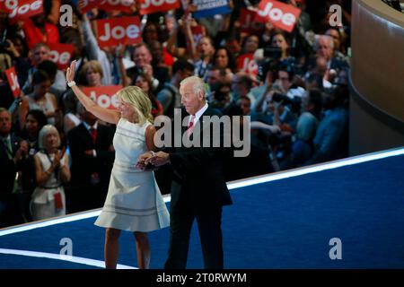 07272016: Joe Biden wird von seiner Frau Jill Biden begrüßt, nachdem er während des dritten Tages des Democratic National Convention gesprochen hatte. (Jeremy Hogan/Polaris) Stockfoto