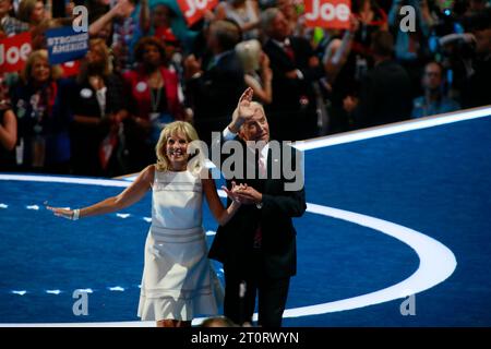 07272016: Joe Biden wird von seiner Frau Jill Biden begrüßt, nachdem er während des dritten Tages des Democratic National Convention gesprochen hatte. (Jeremy Hogan/Polaris) Stockfoto